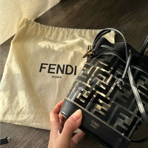 💰 FENDI mini black pvc bucket bag with removable strap💰